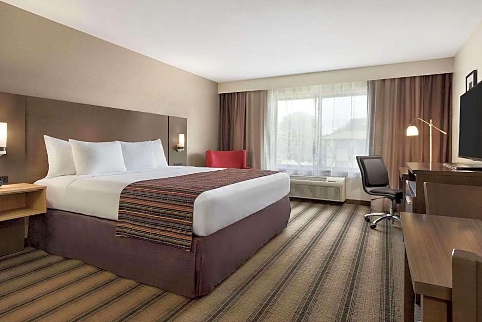 Country Inn & Suites by Radisson, St. Cloud West, MN