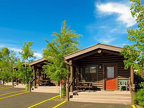 Log Cabin with two queen beds 