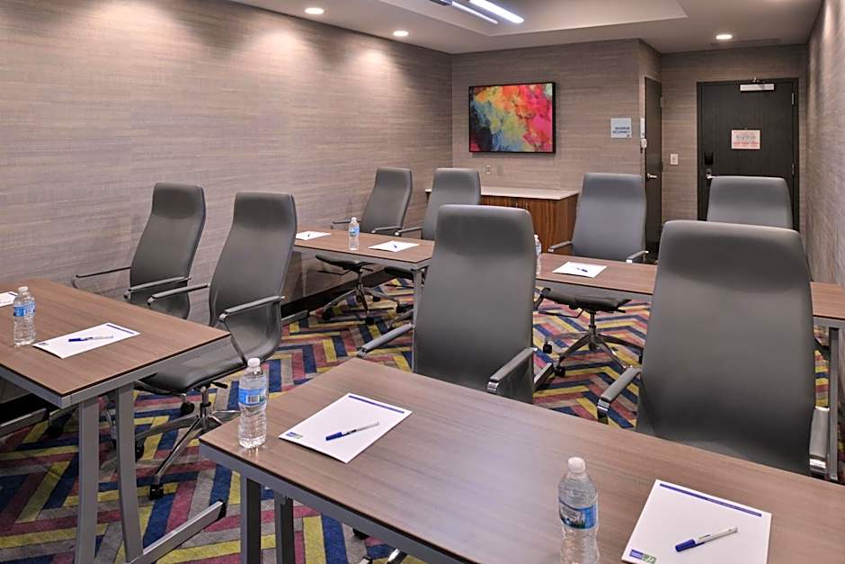Holiday Inn Express & Suites Bryant West By IHG