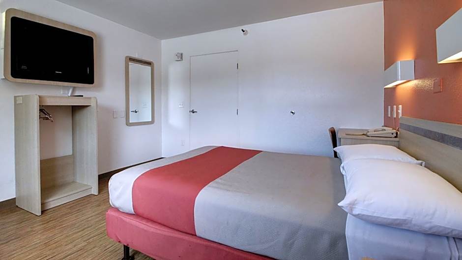 Super 8 by Wyndham Woods Cross - Salt Lake City North