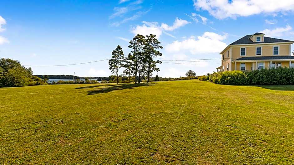 Bayview Pines Country Inn B&B