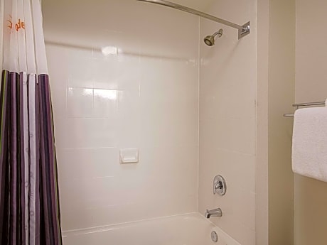King Room with One King Bed and Bathtub - Non-Smoking
