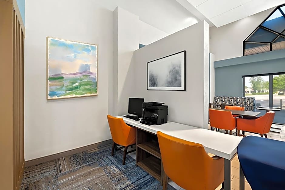 Holiday Inn Express & Suites Raleigh NE - Medical Ctr Area By IHG