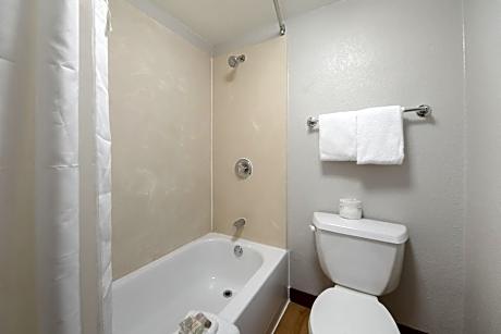 HomeTowne Studios by Red Roof San Antonio - SeaWorld Northwest