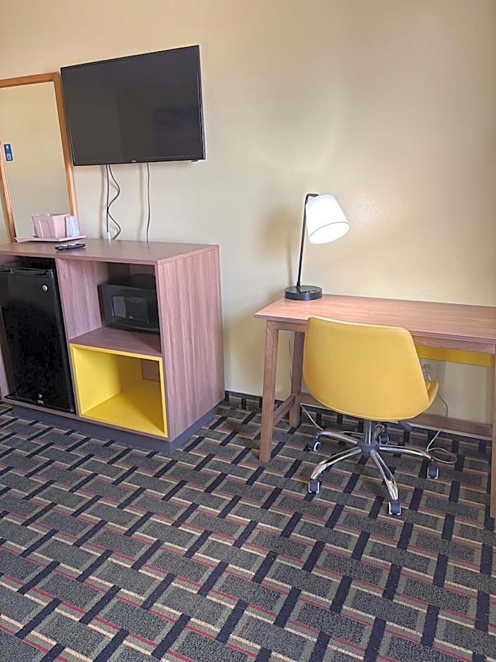 Days Inn by Wyndham Park City Kansas