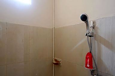 RedDoorz near Millenium Waterpark Palu