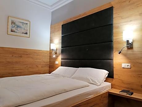 Studio Apartment with Courtyard View