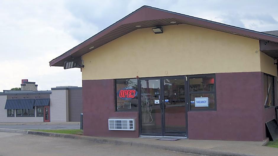 Holiday Lodge & Suites