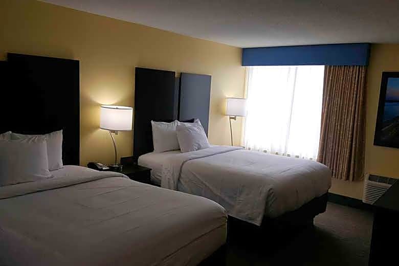 Days Inn & Suites by Wyndham Grand Rapids Near Downtown