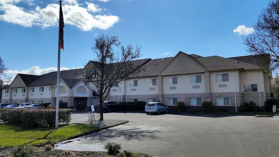 Days Inn & Suites by Wyndham Vancouver