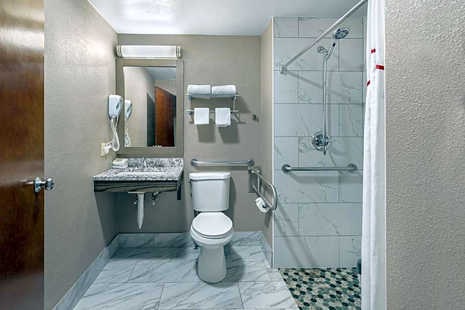 Red Roof Inn & Suites Newport - Middletown, RI