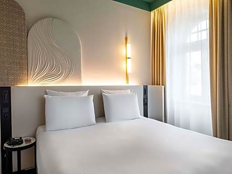 Junior Suite with king-size bed and sofa