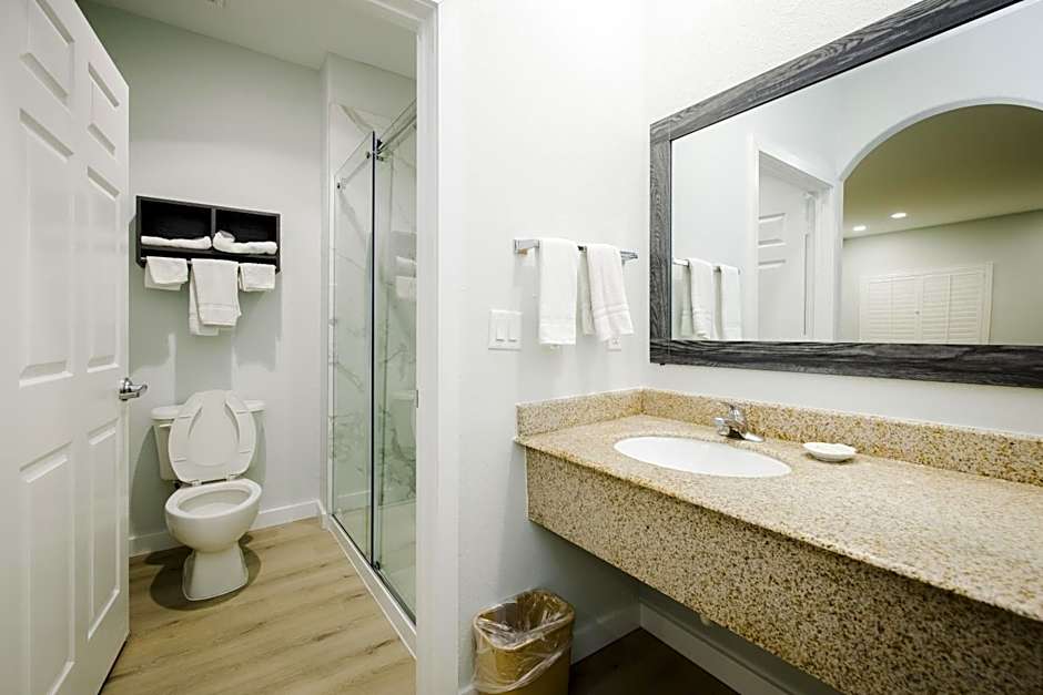 Sapphire Inn & Suites