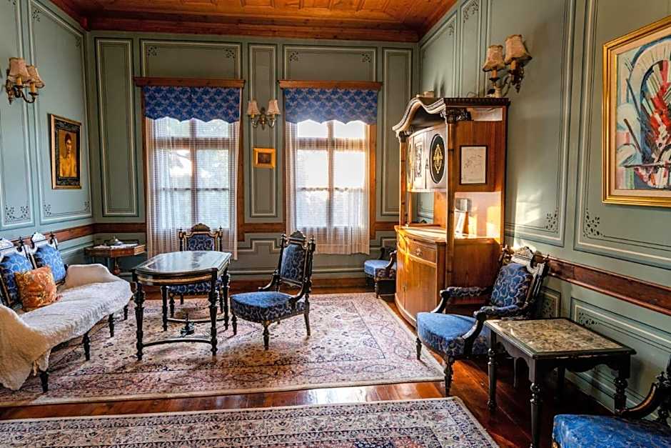 Old Legends Hotel
