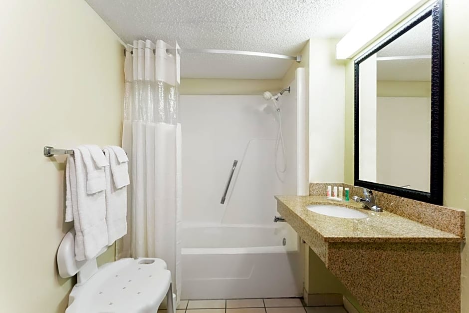 Howard Johnson by Wyndham Tallahassee