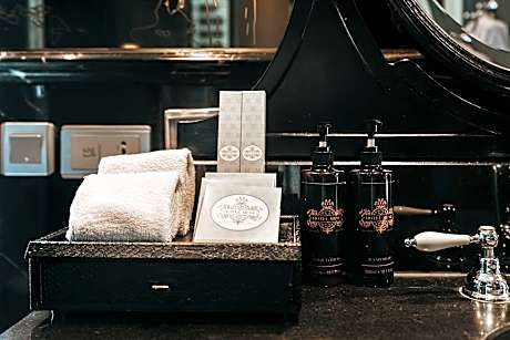 Deluxe Room, 1 King Bed, City View (1 King Bed)