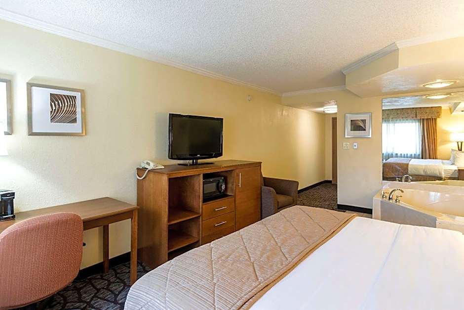 Clarion Hotel Detroit Metro Airport