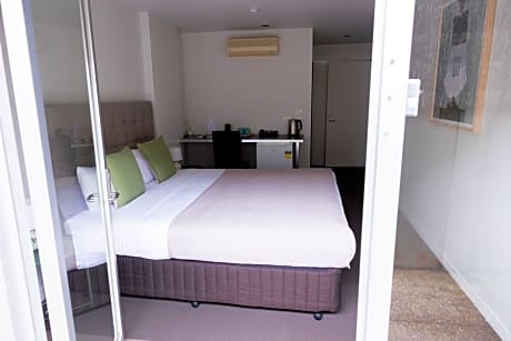 Motel Room - King Bed