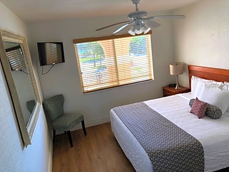 One Bedroom King Suite - Partial Ocean View 