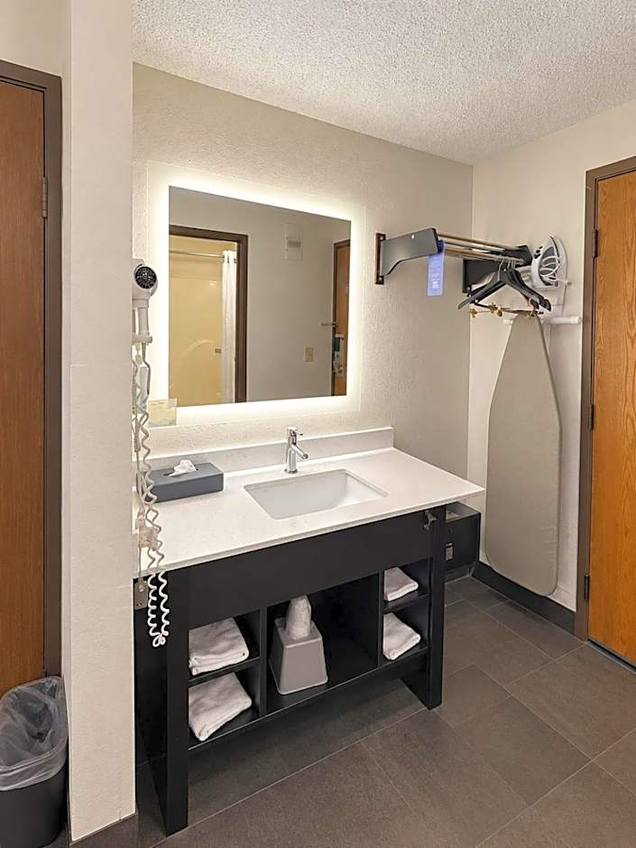 Super 8 by Wyndham Madison South