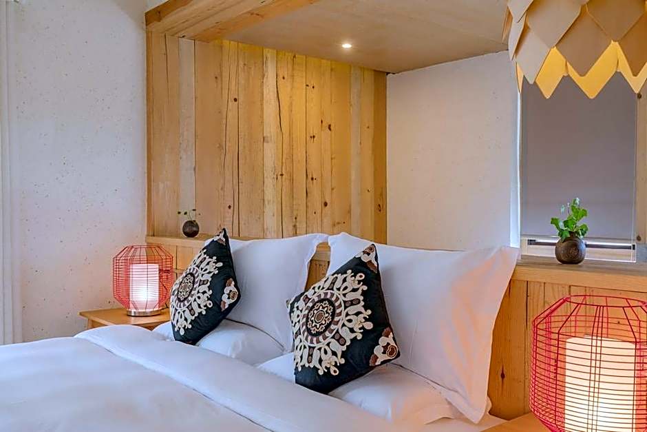 Arro Khampa by Zinc Journey Lijiang