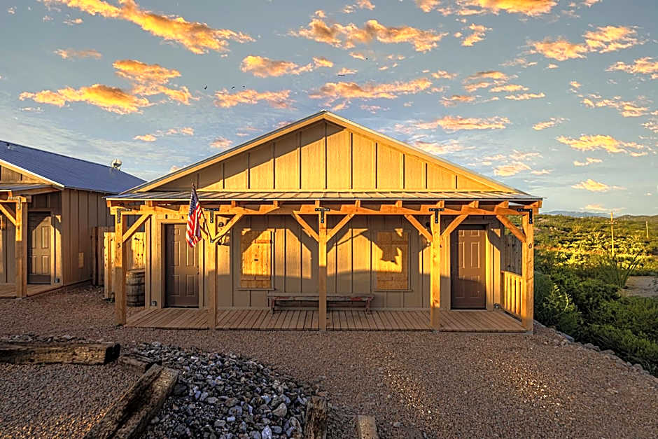 -Pet Friendly- Miners Cabin #5 -Two Double Beds - Private Balcony