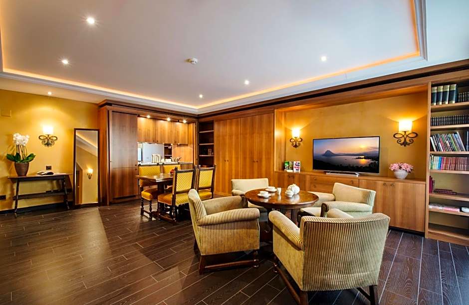 International au Lac Historic Lakeside Hotel