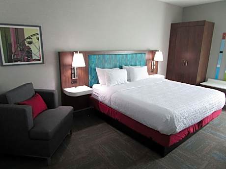 1 King Bed Non-Smoking Work Desk Microwave And Mini-Refrigerator Wi-Fi Full Breakfast