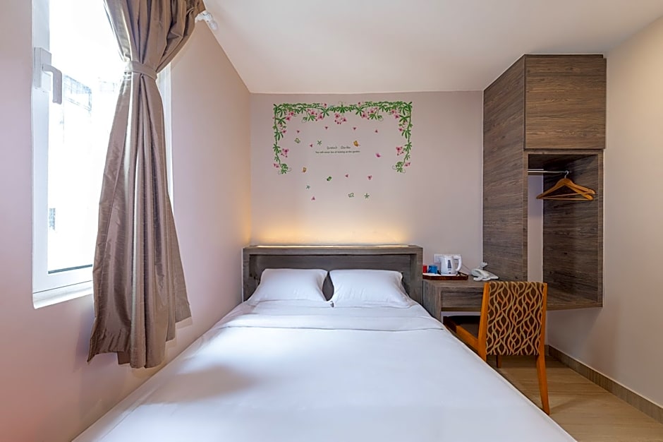 Photo 1 of 6 of Deluxe Queen Room