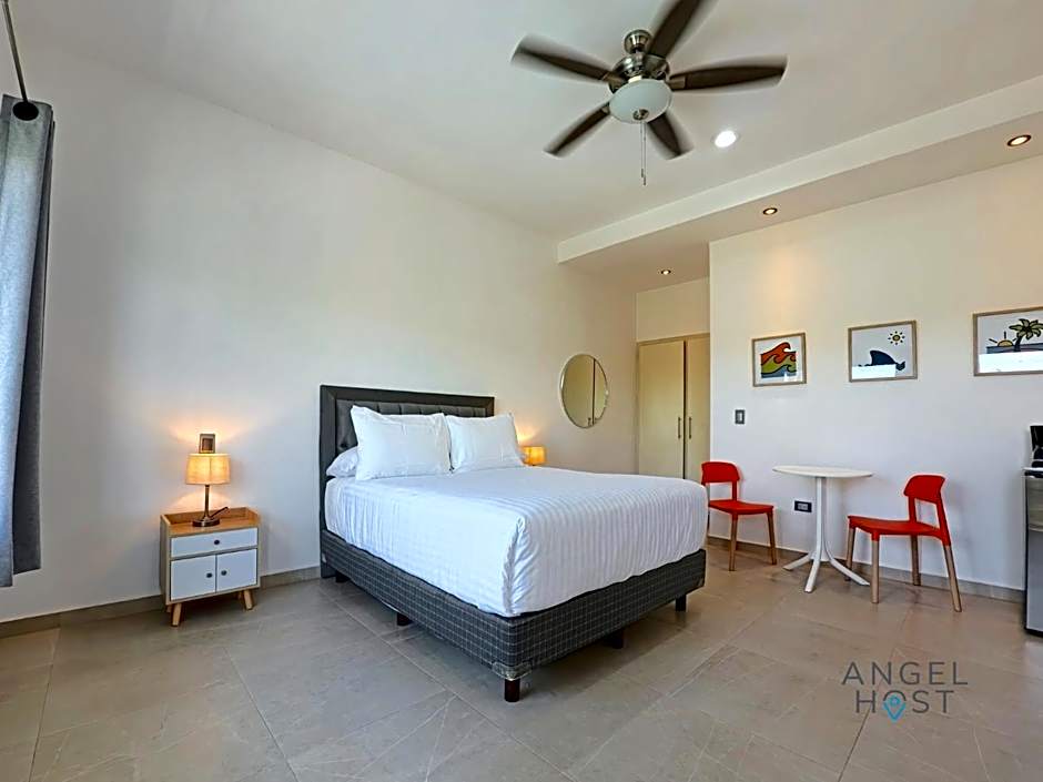 Commercial Zone Studios, Pool, BBQ and Beach 7 Blocks