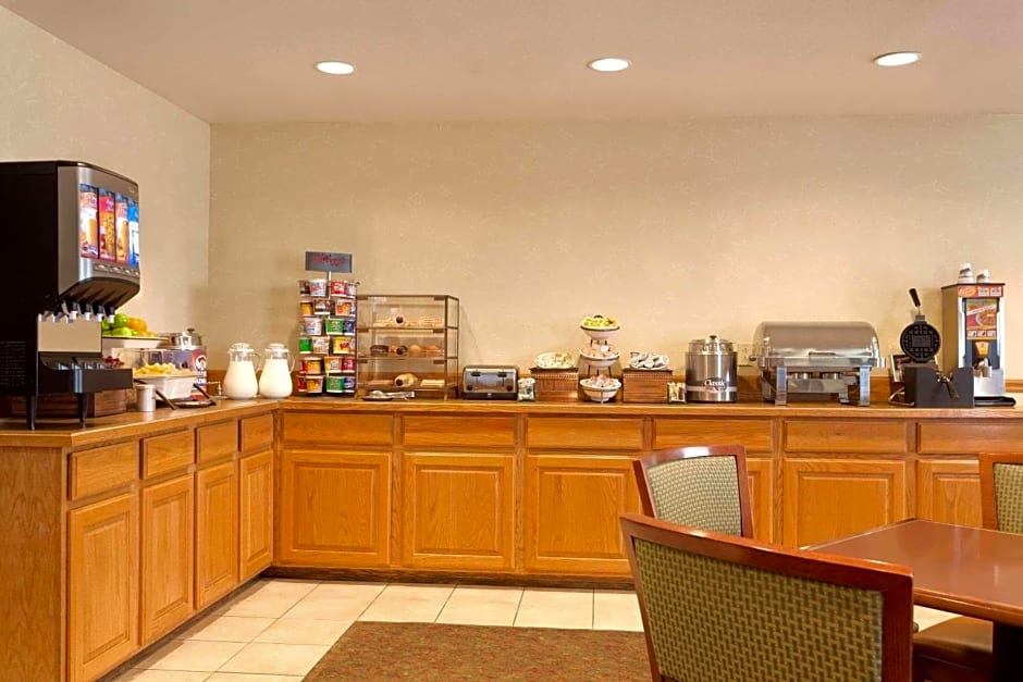 Country Inn & Suites by Radisson, Nevada, MO