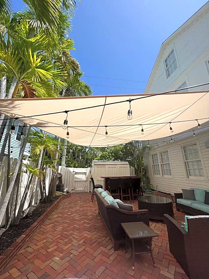 The Porch on Frances Inn - Adults Exclusive