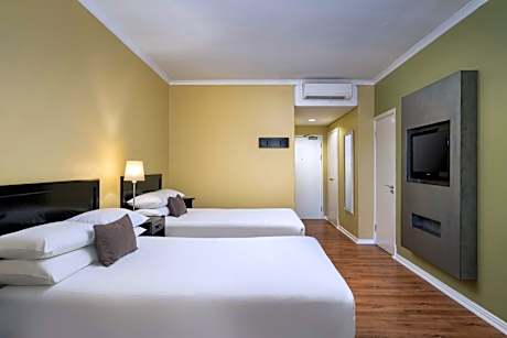 Large Guest Room with Two Double Beds