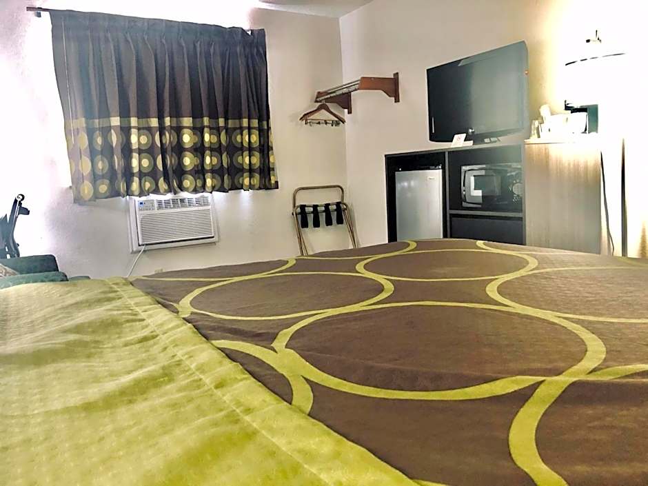 Super 8 by Wyndham Peru Starved Rock State Park