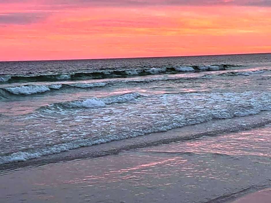 Sunrise Surprise 9th floor 2BR 2 BA King Suite Beach shuttle, heated pool!