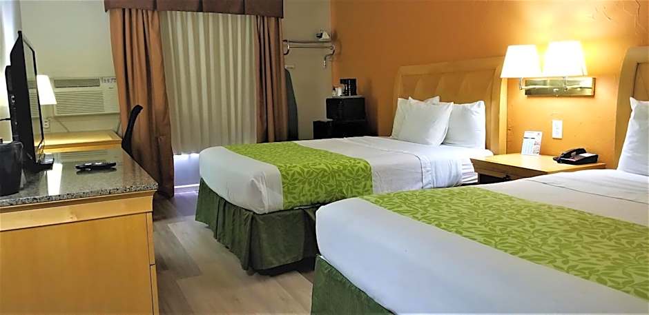 2 Queen Beds — 3 fotoğraftan 1. fotoğraf