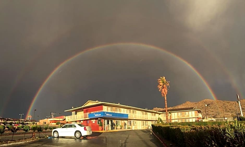 Hilltop Inn & Suites