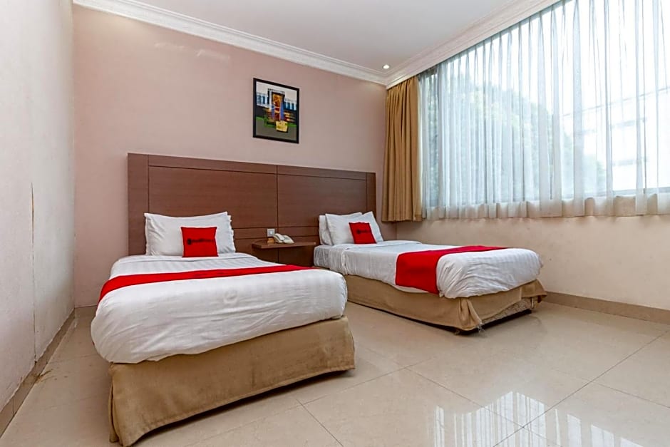 RedDoorz Premium at Hotel Ratu Residence