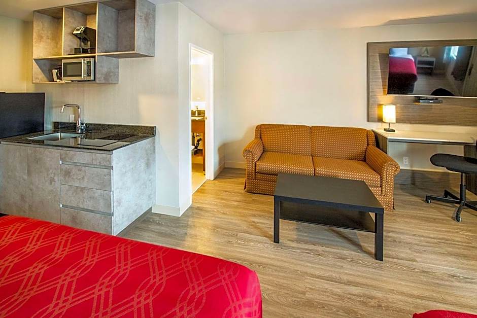 Econo Lodge Inn & Suites