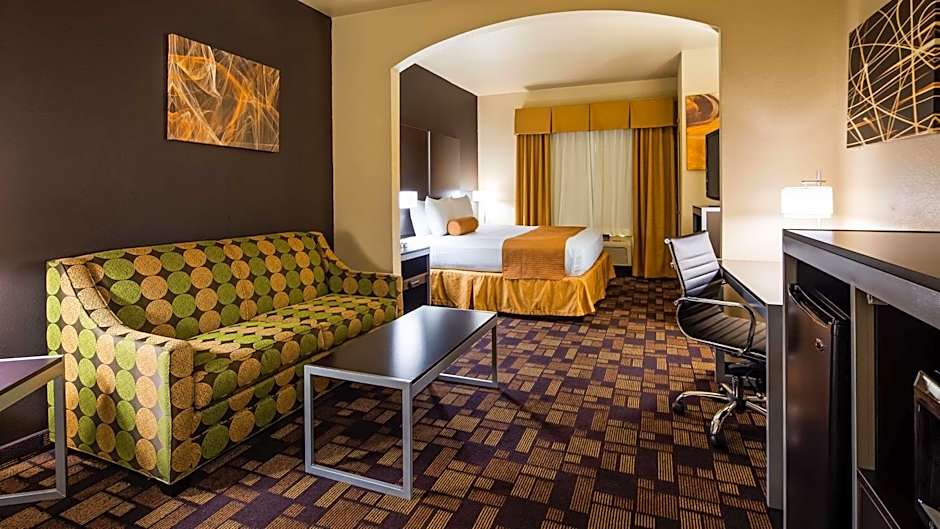 Photo 1 of 2 of 1 King Bed Suite, Smoking