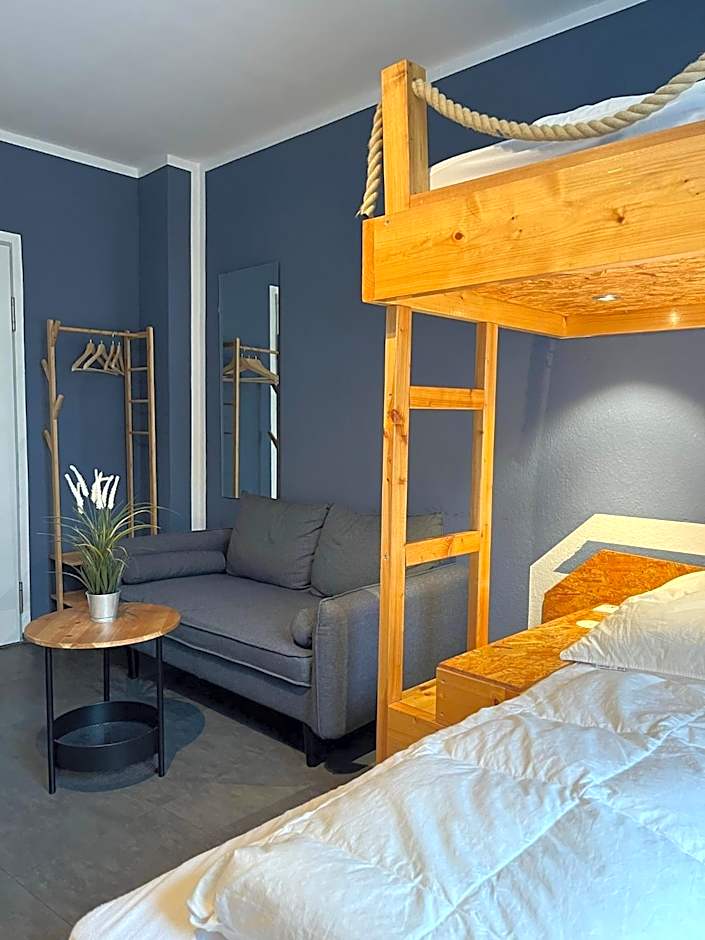 Blue Doors Hostel KTV