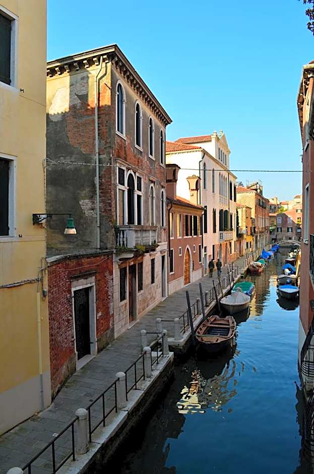 Charming House DD724