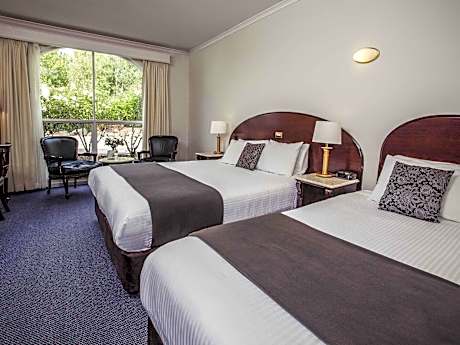 King Courtyard Room