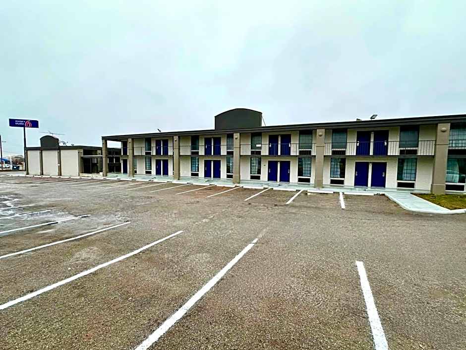 Motel 6 Chickasha, OK