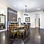 Modern 4BR Penthouse in Downtown by Hosteeva