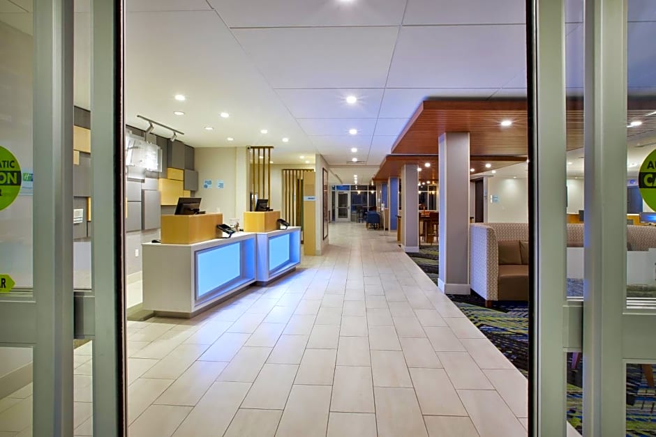 Holiday Inn Express & Suites Grand Rapids - Airport North By IHG