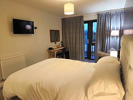 Deluxe Double Room (2 Adults + 1 Child)