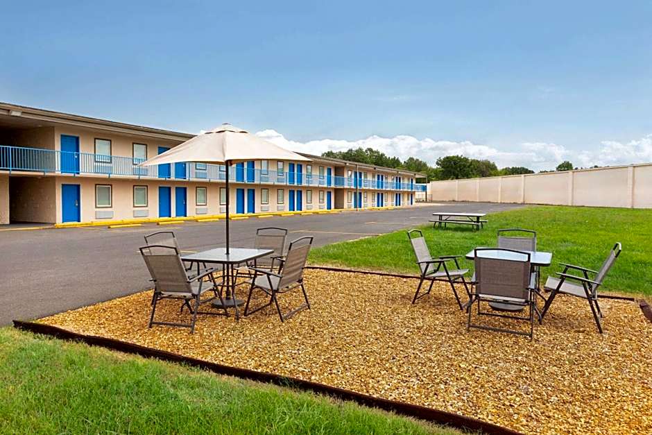 Super 8 by Wyndham Paducah I-24 Exit 4