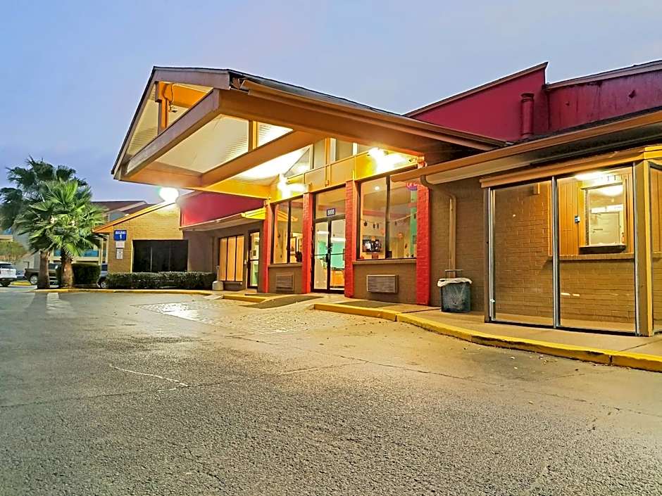 Howard Johnson by Wyndham Houston Hobby Airport