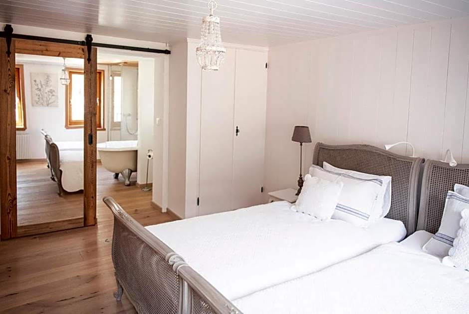 Casa Pasch - Boutique Bed and Breakfast in Cumpadials